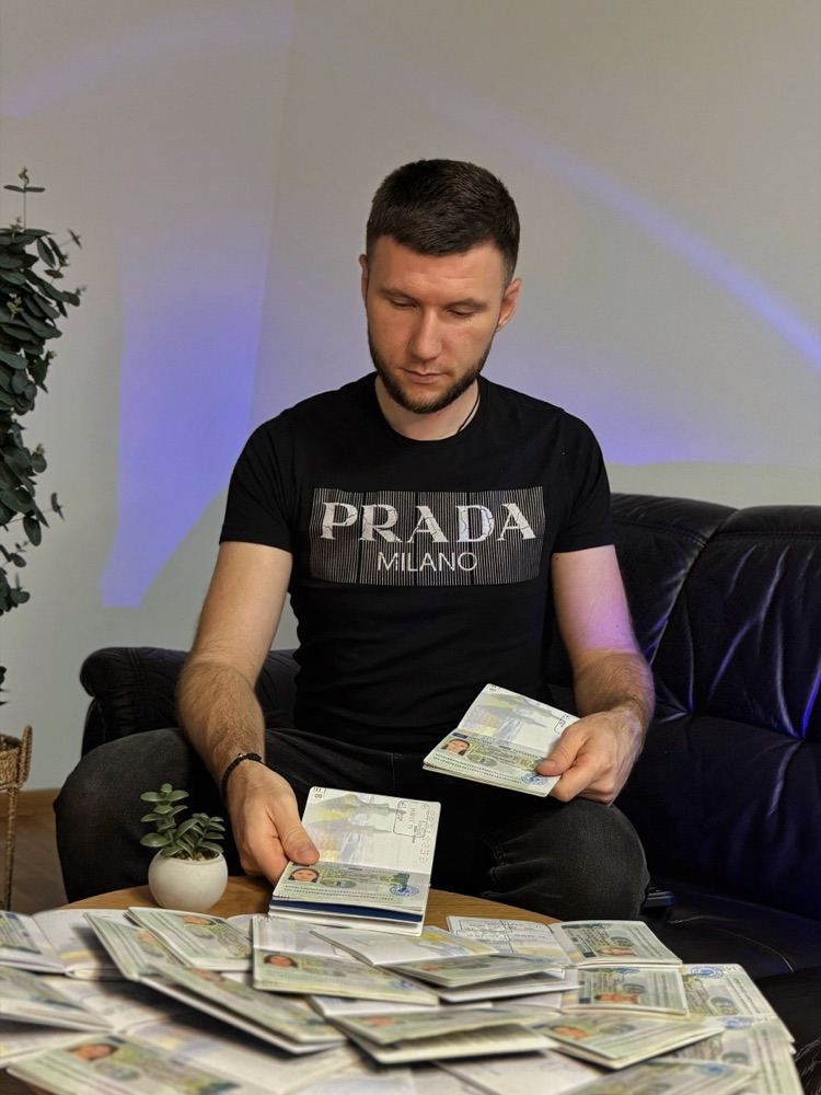 Андрій з готовими візами клієнтів
